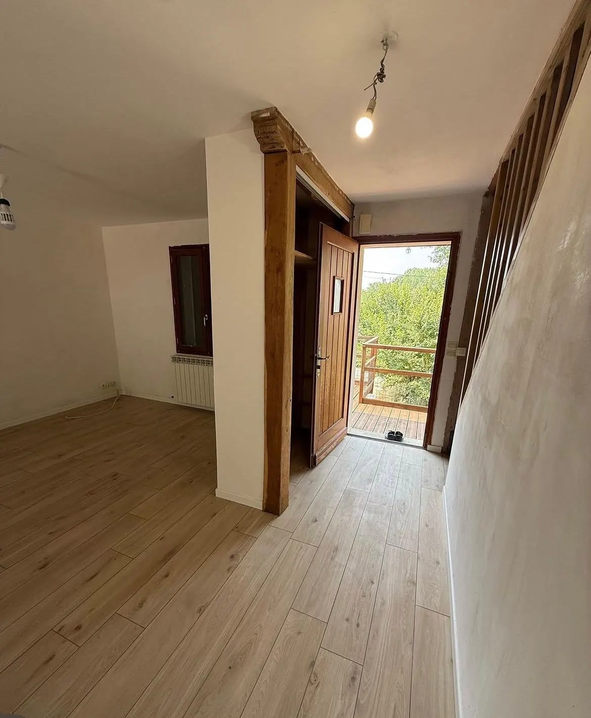 Séjour et entrée posés en lames de parquet, jusqu'à la porte d'entrée